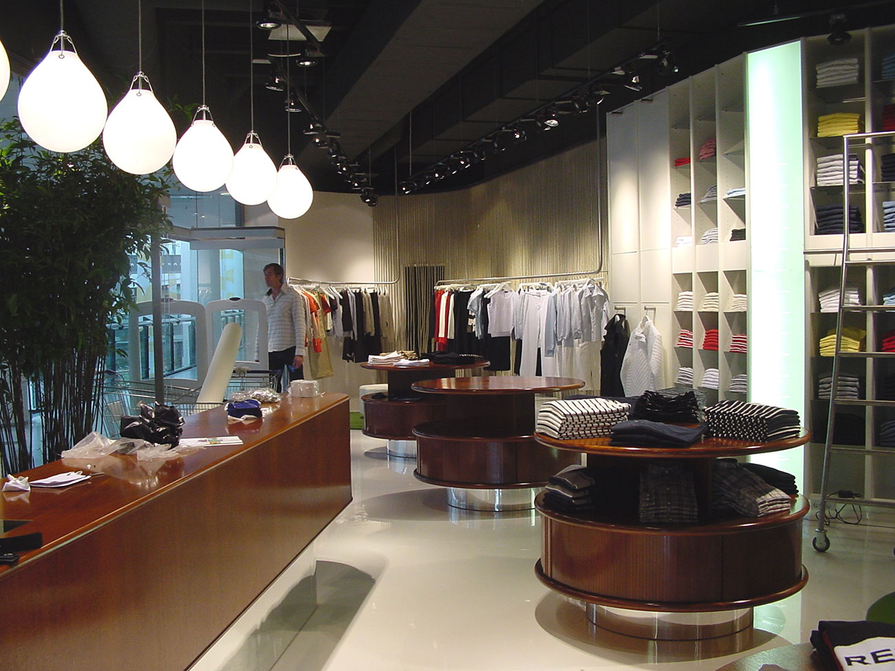 2-retail-display-manufacturer